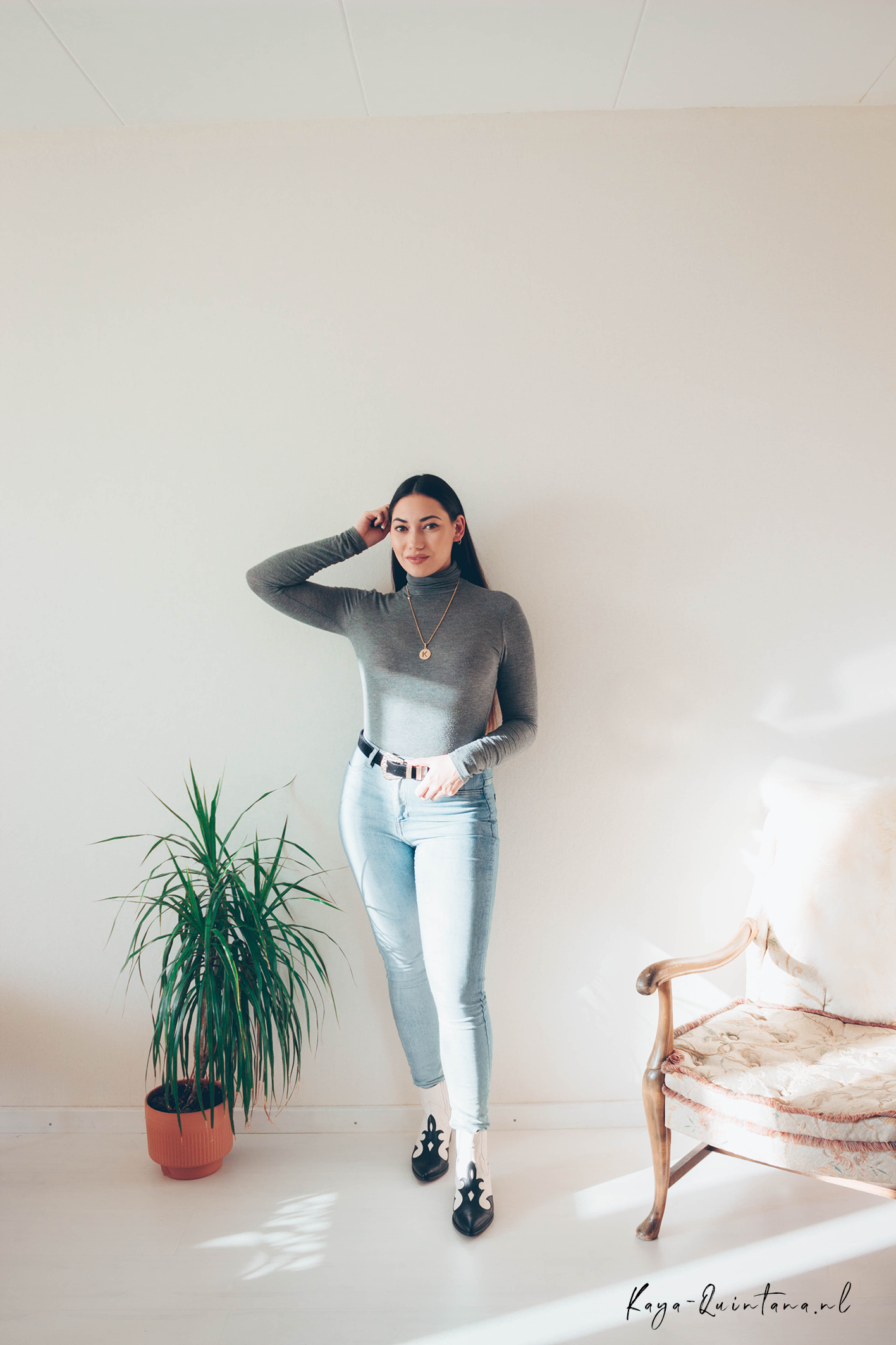 high waisted jeans outfit with cowboy boots and black turtleneck